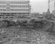 855031 Gezicht op het opgravingsterrein van het vroegere Kasteel Vredenburg aan de zuidzijde van het plein Vredenburg ...